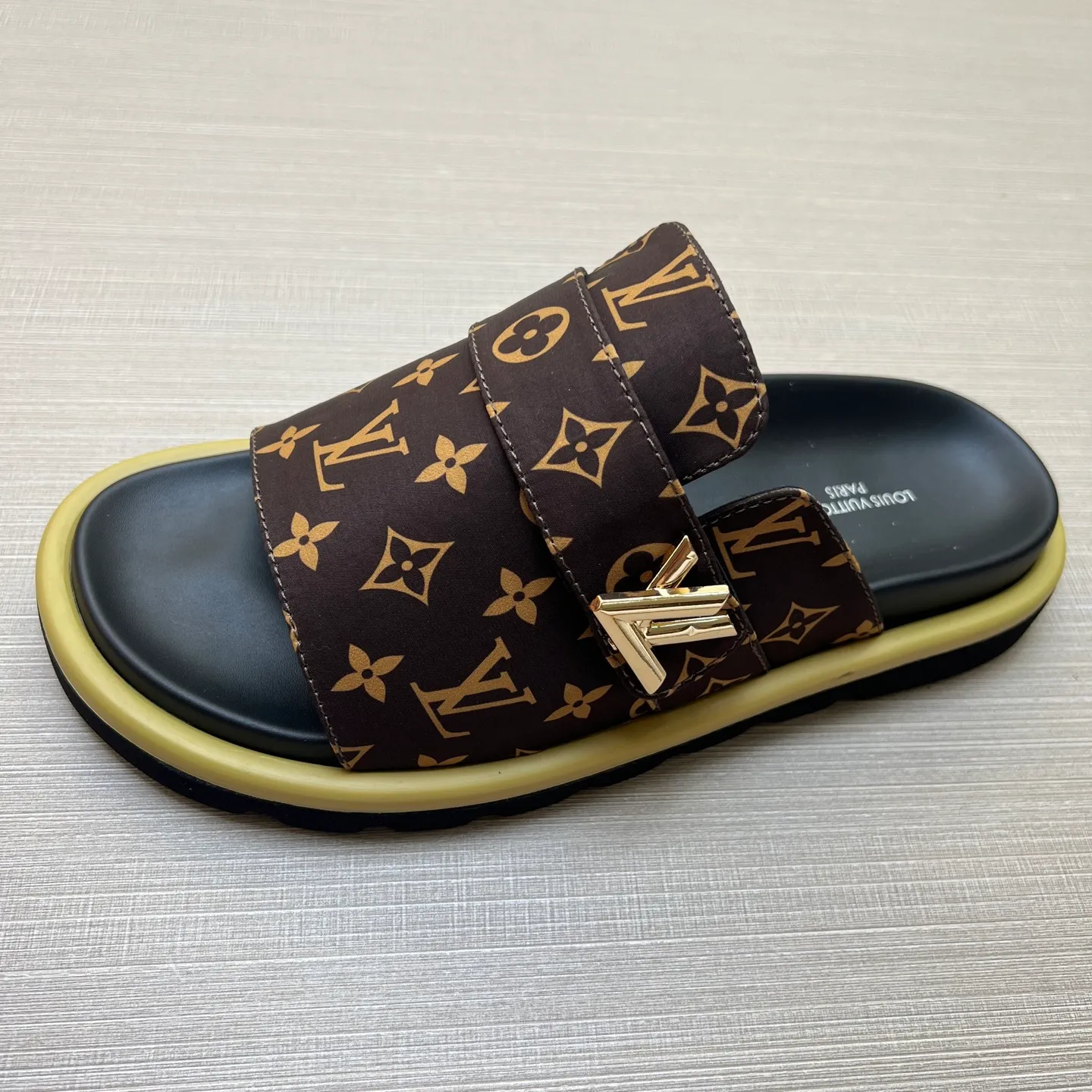 Factory price: 360💰【LOUIS VUITTON】Louis Vuitton, LV printing, men's and women's slippers are on the market, drawer box packaging with cloth bag, card, the upper pattern looks very soft and waxy, super versatile leg slimming artifact. Fabric: imported denim/canvas/old fabric, LV hardware LOGO, official website pattern printing, comfortable to wear, foot pads: high elastic men's shoes💰U water table. Sole: foam sole, heel height: about 5cm. Code number: 35-46, 35, 45, 46 are custom-made and non-returnable. Color: multiple colors and styles available.